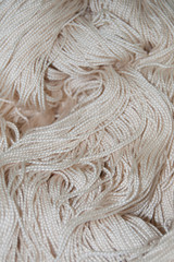 Hilos de lana blanca