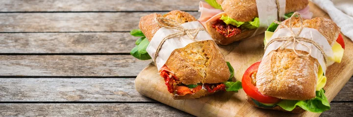 Foto op Plexiglas Snackbar Broodje vers brood met ham, sla en tomaat