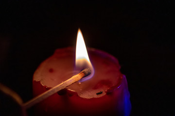 Mit Streichholz entz&uuml;ndete Kerzen erleuchten die dunkle Adventszeit in der Vorweihnachtszeit und helfen als Lichtquelle bei Stromausfall oder in der Wildnis
