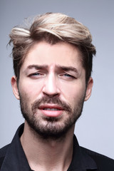 Obraz premium thoughtful businessman holding his hand under his chin