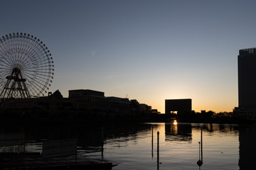 日の出のみなとみらい（撮影場所：日本丸メモリアルパーク）