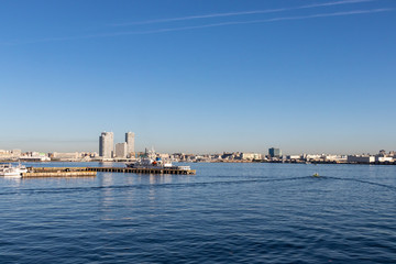 Fototapeta na wymiar 横浜港と船（撮影場所：横浜港大さん橋）