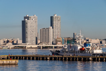 横浜港と船（撮影場所：横浜港大さん橋）