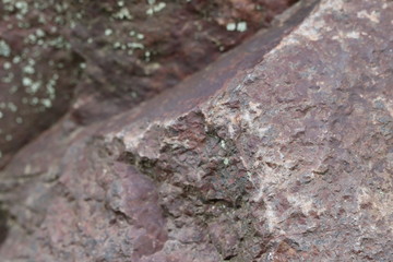 Texture rocher pierre beige rouge avec lichen