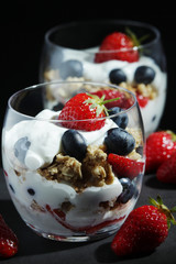 Yogurt with fresh berry and granola	