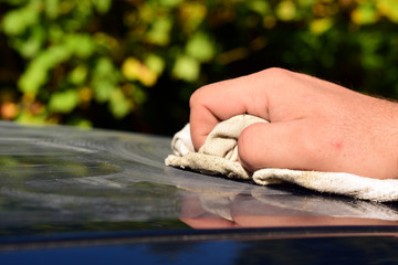Nakładanie wosku na karoserię samochodu i polerowanie lakieru