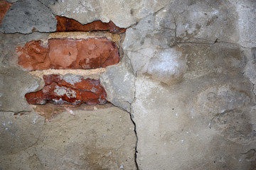 Текстура старой кирпичной стены с осыпавшейся штукатуркой