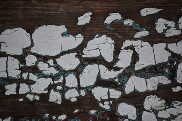 Текстура старой деревянной доски с остатками белой масляной краски.