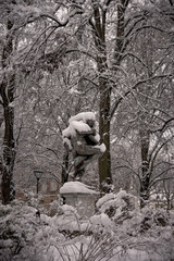 Fototapeta na wymiar statue sous la neige