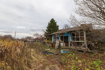 Fototapeta na wymiar Abandoned ruined house in the field