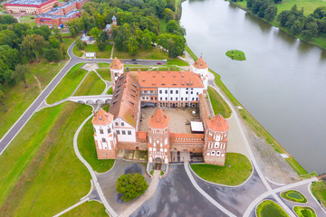 Naklejka premium Mirsky Castle and its reflection in the lake in summer
