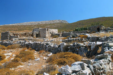 Fototapeta na wymiar Ancient Greek ruins in cyclades islands