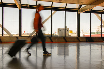 Voyageur dans un aéroport avec une valise