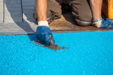 Mason leveling rubber coating for playgrounds with trowel