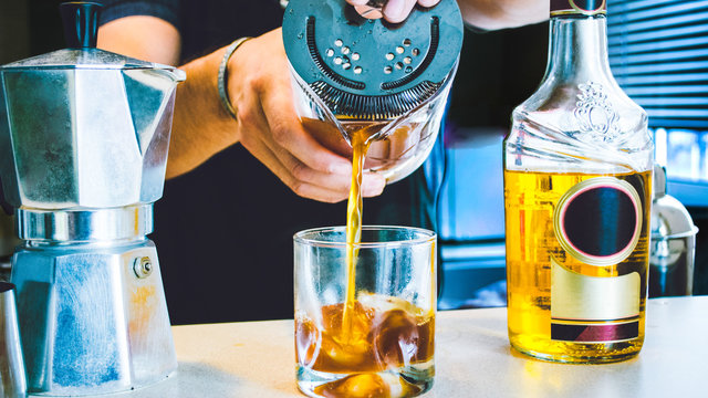 Bartender sirviendo un carajillo en casa