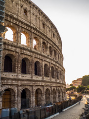 Fototapeta na wymiar El coliseo de Roma por la parte trasera