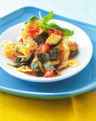 Farfalle Nudeln mit Tomaten und Zucchini