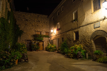 Captura nocturna de una plaza medieval en un pueblo español