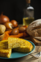 Tortilla española de patatas y huevos con cebolla, gastronomía española