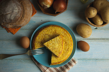 Tortilla española de patatas y huevos con cebolla, gastronomía española