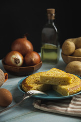 Tortilla española de patatas y huevos con cebolla, gastronomía española