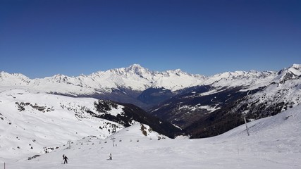 Fototapeta na wymiar Vue sur la chaîne des Alpes en France
