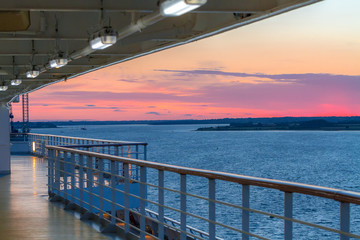 vistas a bordo de un barco de la puesta de sol de la costa