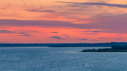 Vistas desde el mar de la Puesta de Sol sobre la costa de Inglaterra