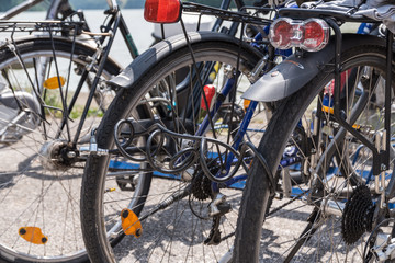 Obraz premium abgesperrte Fahrräder - Diebstahlsicherung