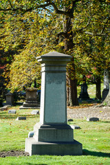 Obraz premium Beautiful Fall Day in the Cemetary