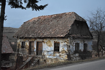Fototapeta premium old abandoned wooden house in autumn
