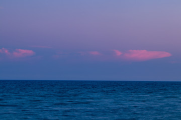 Obraz premium Sunset hour at Palm Beach, FL looking out at the ocean with pink clouds