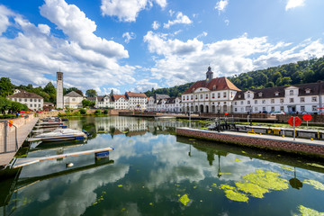 Hafenbecken und Rathaus, Bad Karlshafen, Hessen, Deutschland 