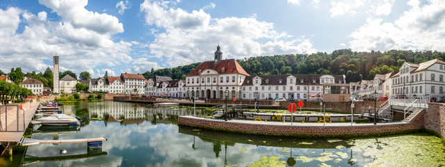 Hafenbecken und Rathaus, Bad Karlshafen, Hessen, Deutschland 
