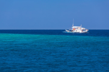 Bâteau de croisière et lagon