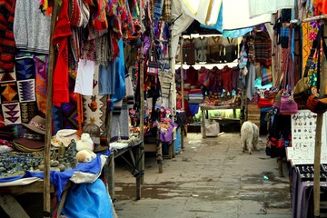 Fototapeta na wymiar colorful market of Pisac in the Andes of Peru