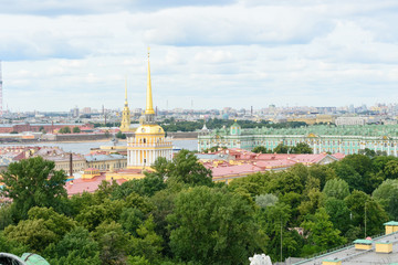 Obraz premium Saint Petersburg, Russia, August 2019. Panoramic aerial view of the city from the dome of Saint Isaac Cathedral. In this image is visible the Ermitage Museum and the Admiralteystvo building