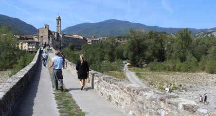 Ponte medievale sul fiume nella città di Bobbio