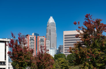 Obraz premium Charlotte, North Carolina city skyline in early autumn with blue skies