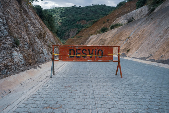 Detour sign written in Spanish in a road of Telpaneca, Madriz, Nicaragua.