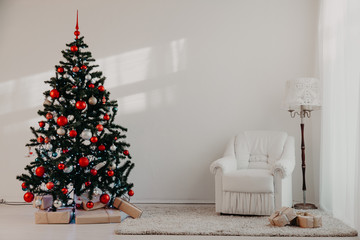 Fototapeta na wymiar Christmas tree with Christmas gifts in White Hall on Christmas