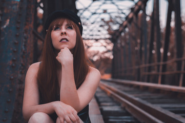 sesión de chica gótica sexy en el bosque 