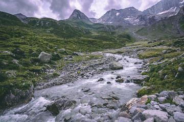 Flusslauf auf der Seeberalm in Tirol, unterhalb des Gletschers