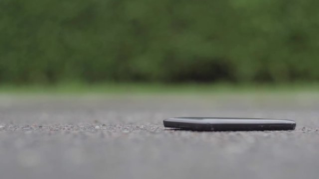 T&eacute;l&eacute;phone portable tombe sur le sol.