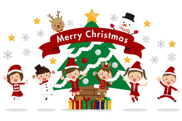クリスマスツリーの前　ポップな子供たちクリスマスのコスプレでジャンプ