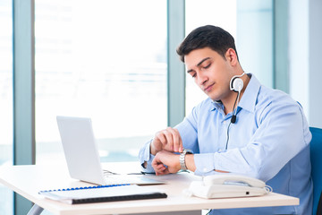 Obraz premium Male call-center operator in business concept