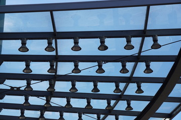Lampen an einer Decke aus Glas