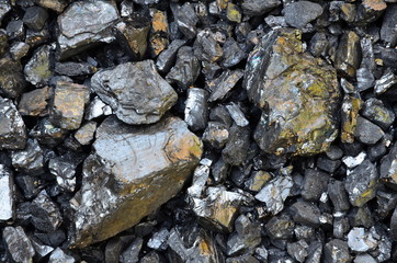 Enriched coarse coal anthracite lies on the fine coal.