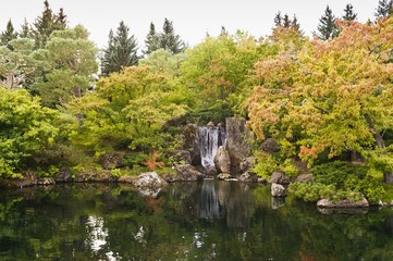 Fototapeta na wymiar Waterfall in autumn colors