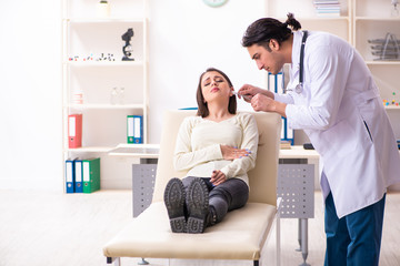 Obraz premium Young male doctor and female beautiful patient